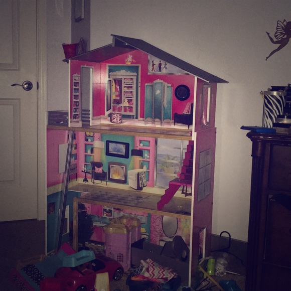 Doll house - Picture 1 of 1
